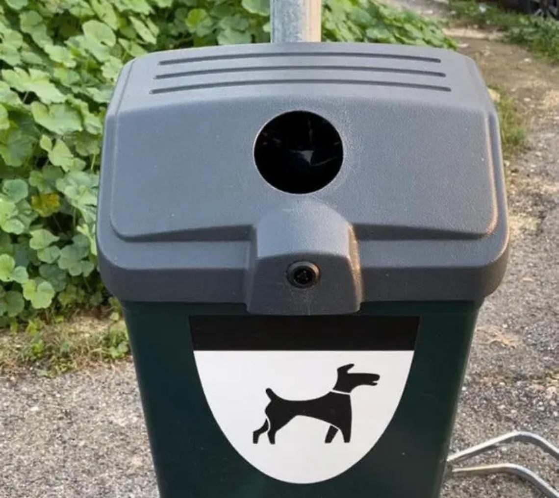 Cestini per le deiezioni canine: coperchi chiusi a chiave