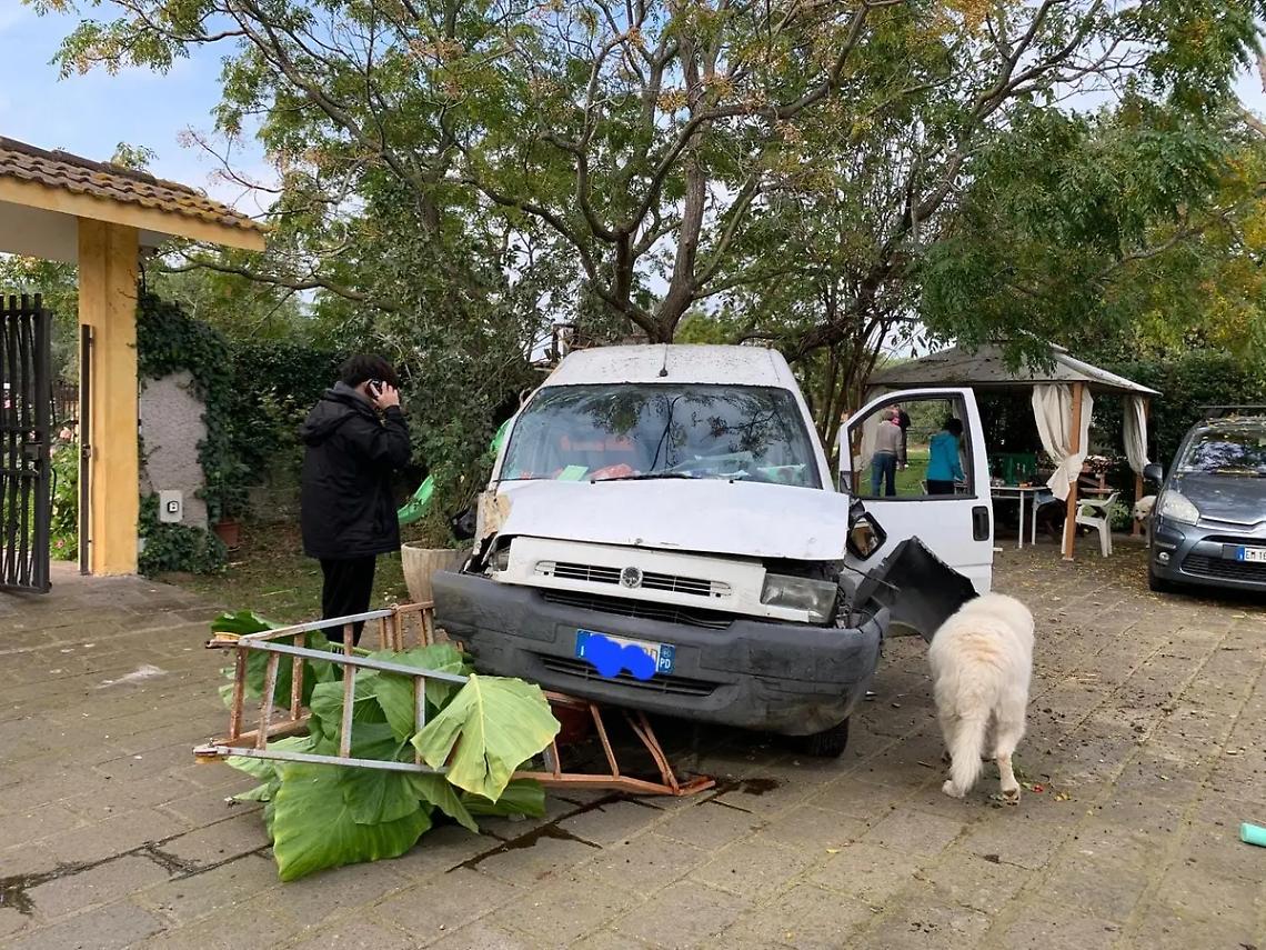 &laquo;Furgone sfonda il cancello di una villa: tragedia sfiorata&raquo;