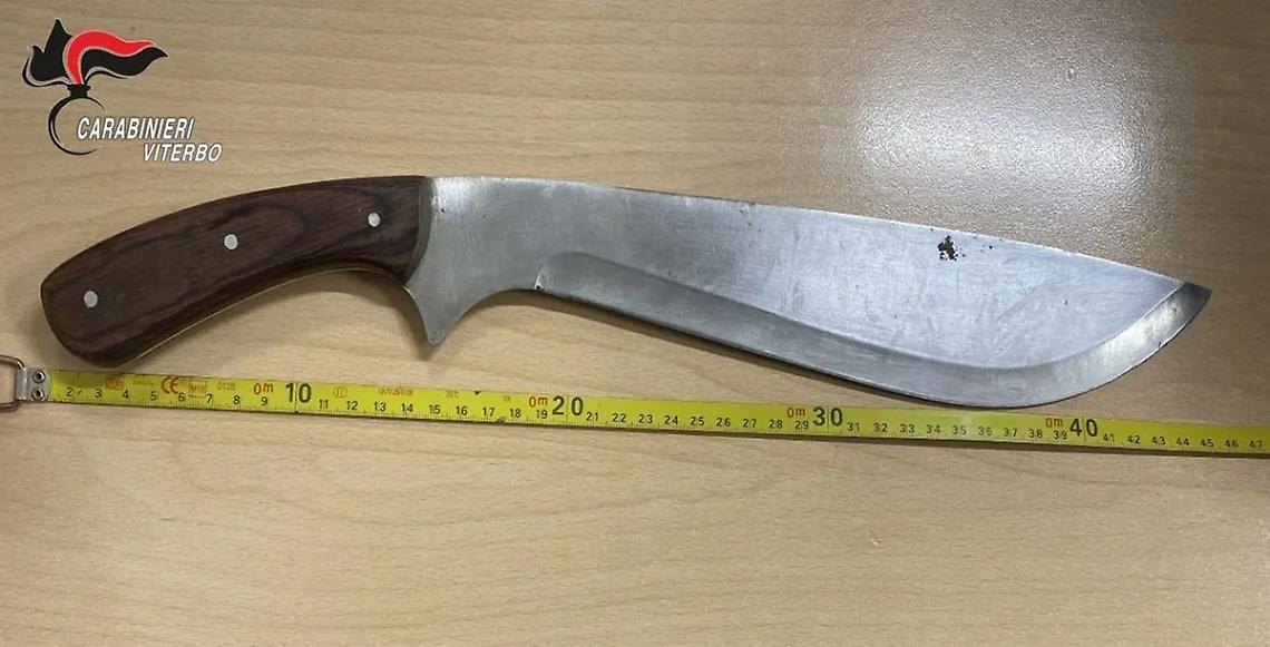 Droga nelle scarpe e machete sotto il sedile: denunciati in due