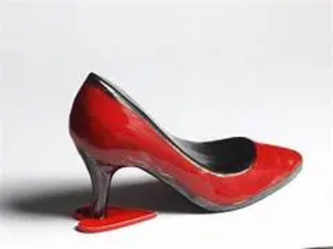 A Tarquinia una esposizione in piazza con scarpette rosse, targhe e altre opere in ceramica