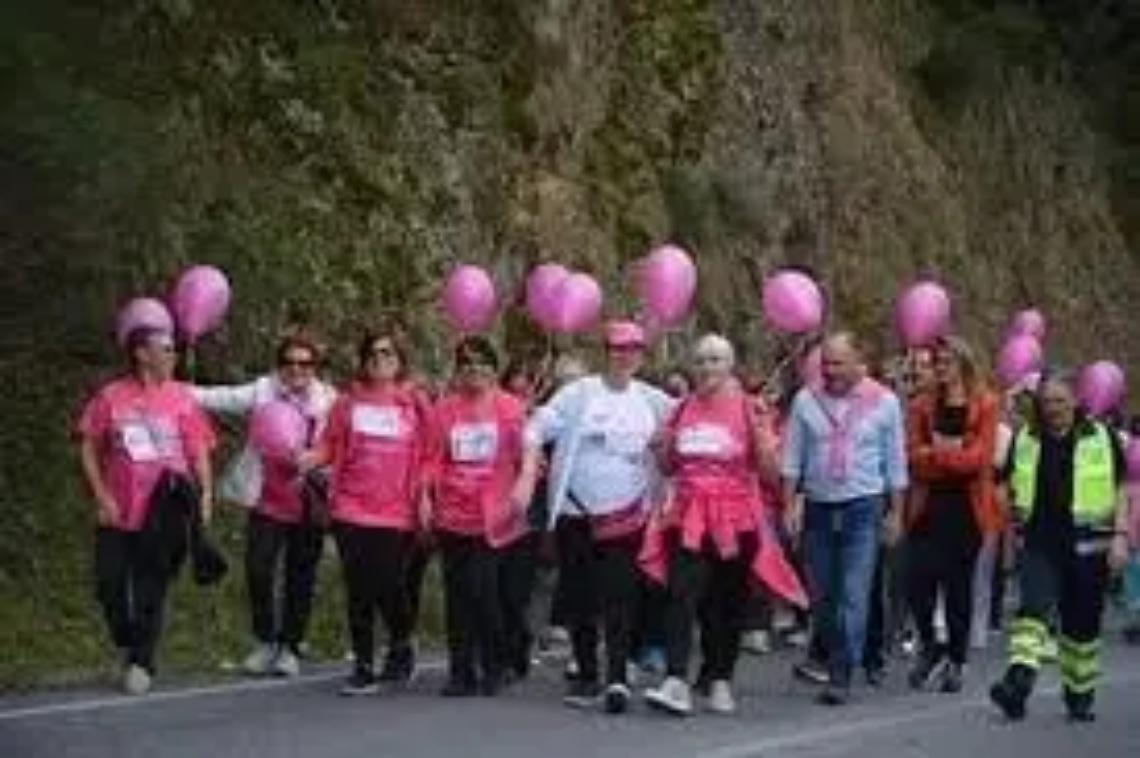 Donne in rosa, una camminata per la salute