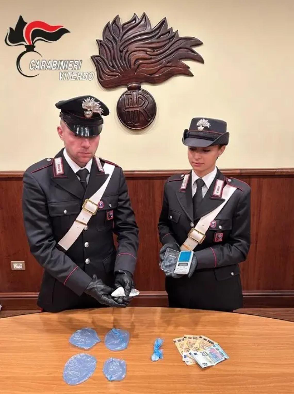 Nasconde cocaina nel battiscopa, arrestata 45enne