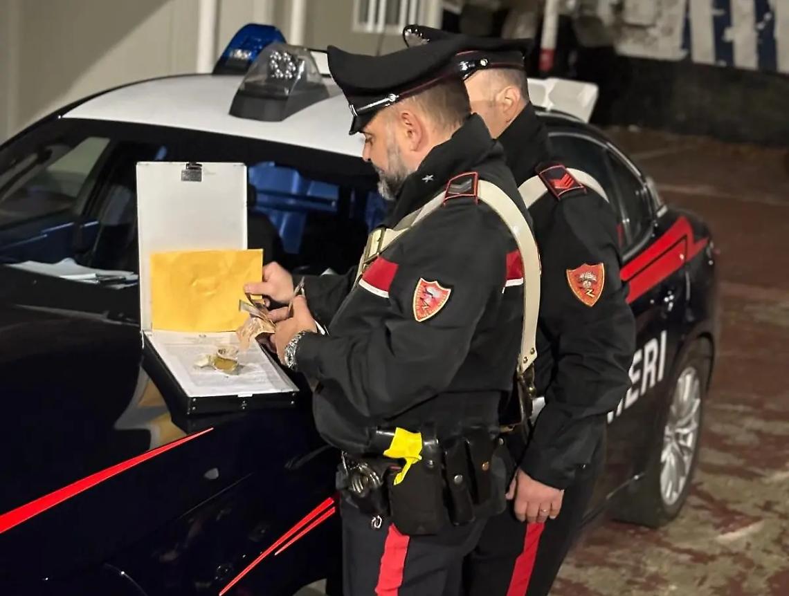 Con stupefacente in tasca e banconote false: nei guai un 25enne
