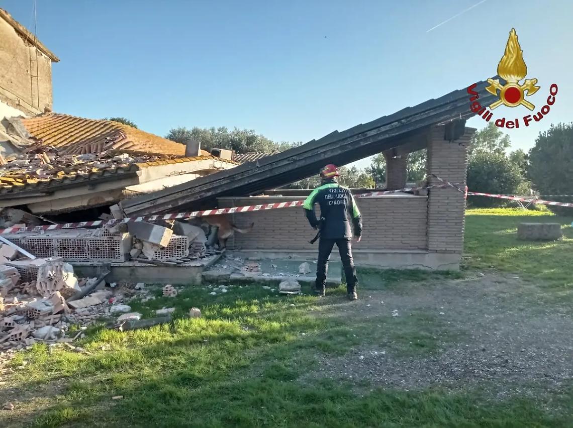 Crolla casa a Fiumicino, donna in ospedale