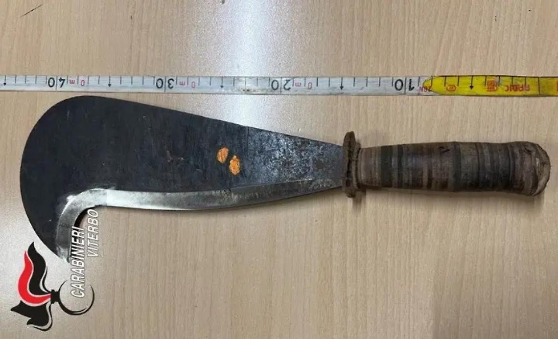 Gira di notte con una roncola in auto, un 35enne denunciato dai carabinieri