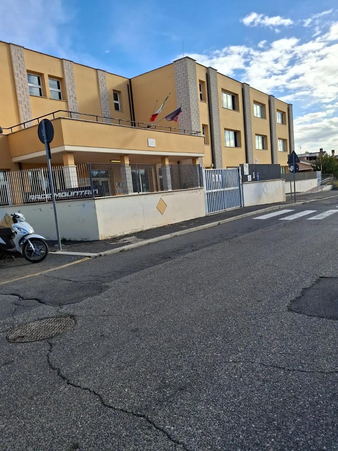 Entra a scuola e strappa la bandiera: denunciato