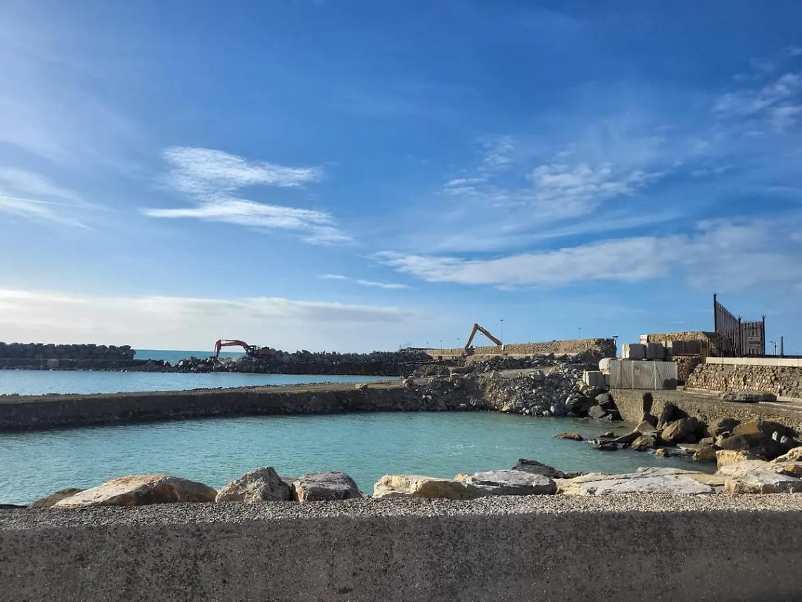 Nuova scogliera testata dalla mareggiata