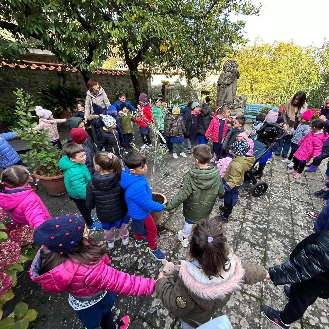 I piccoli celebrano la Giornata dell&rsquo;albero