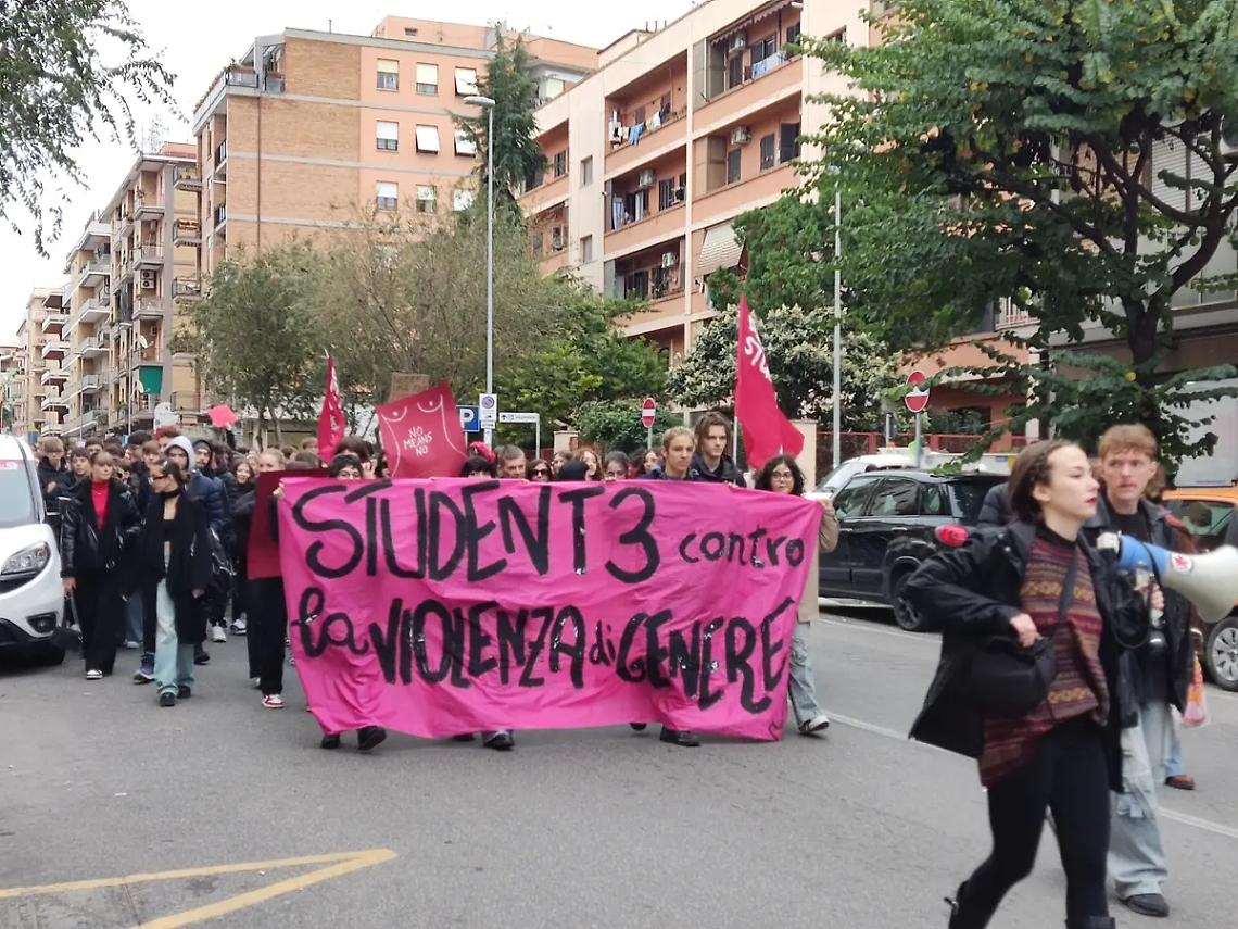 Violenza sulle donne, oltre 500 in corteo per dire &ldquo;no&rdquo;