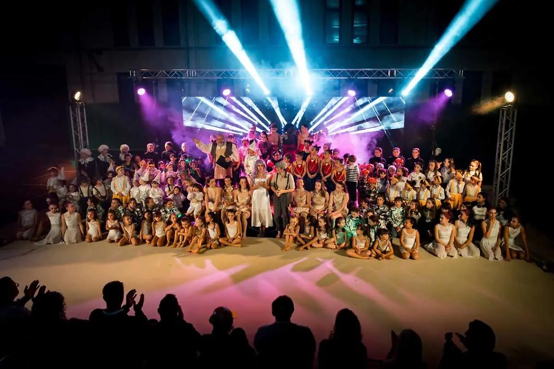 Pinocchio alla rovescia: oltre trecento bambini sul palco