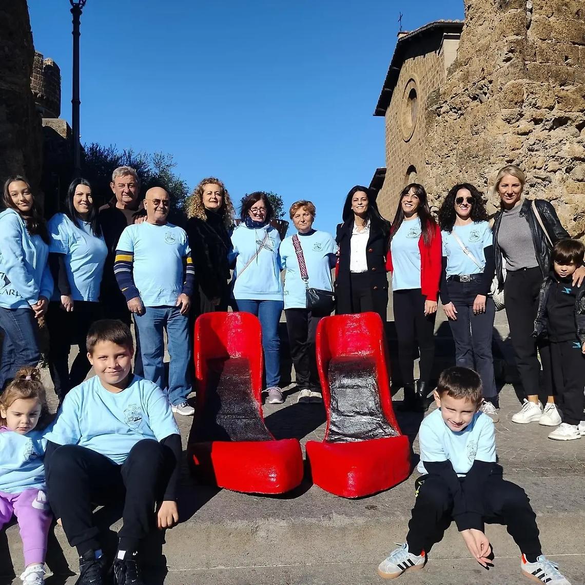 Le scarpette rosse del Rione Madonna dei Canneti donate al Comune