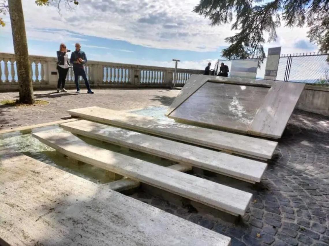 La Fontana delle Sorgenti si &egrave; tinta di rosso