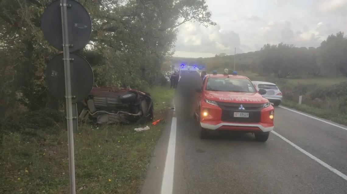 Scontro fra due auto sull&rsquo;Aurelia bis: 27enne resta incastrato tra le lamiere