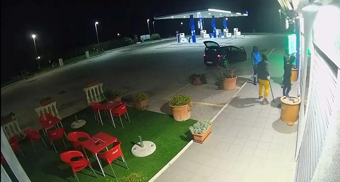 Raid al distributore: bottino da 10mila euro