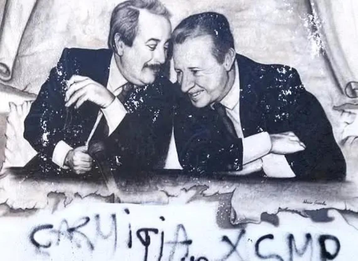 Scritte denigratorie sul murale di Falcone e Borsellino