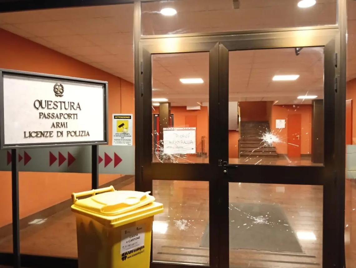 Viterbo: minaccia i poliziotti con un tondino di ferro