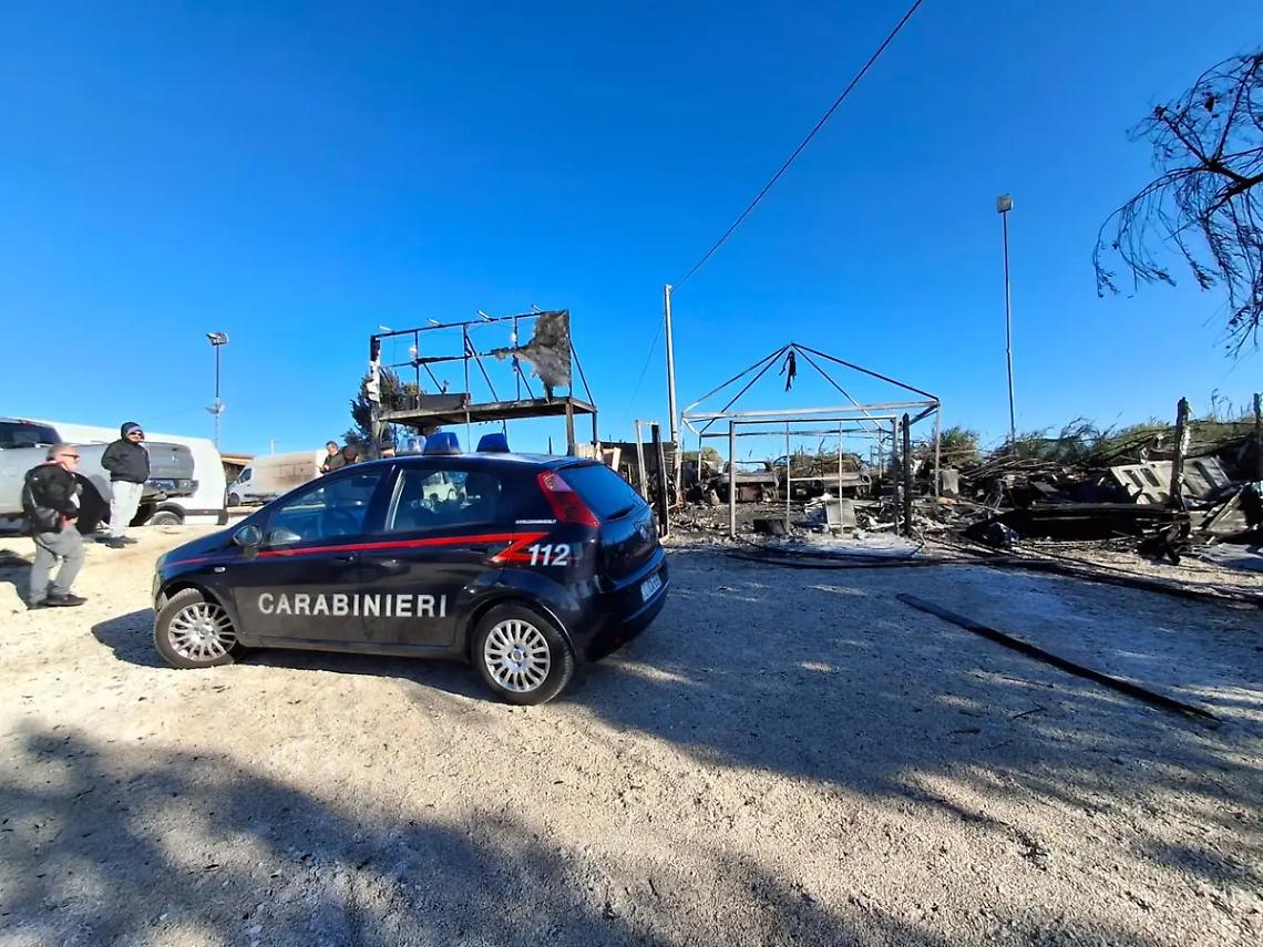 Autosalone in fiamme: 8 auto incenerite