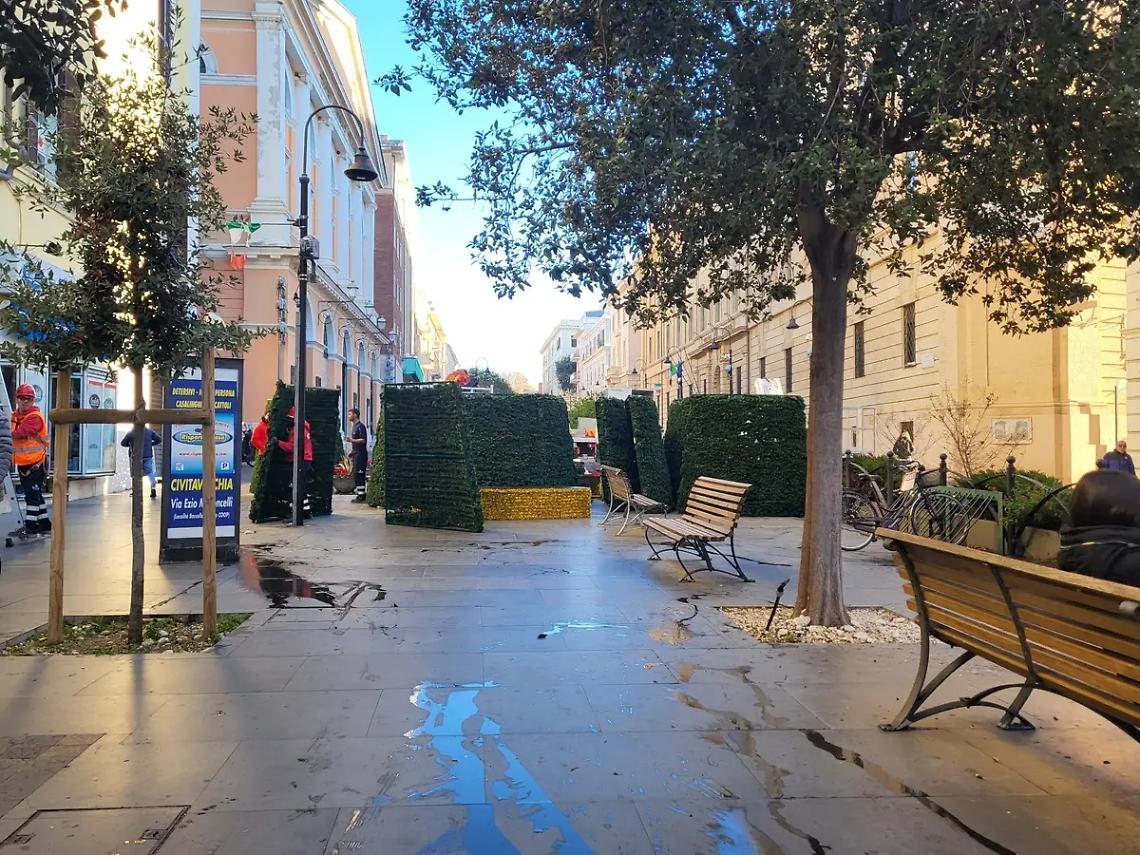 Si inizia a respirare l&rsquo;aria natalizia: via al montaggio delle luminarie