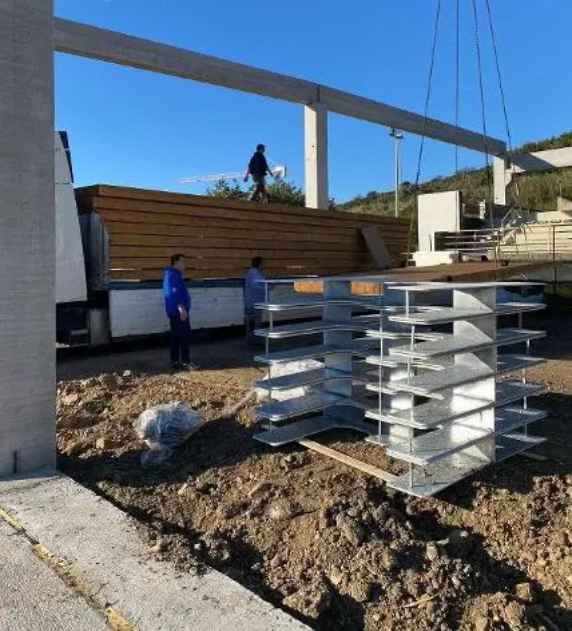 Piscina comunale, quasi completata la copertura