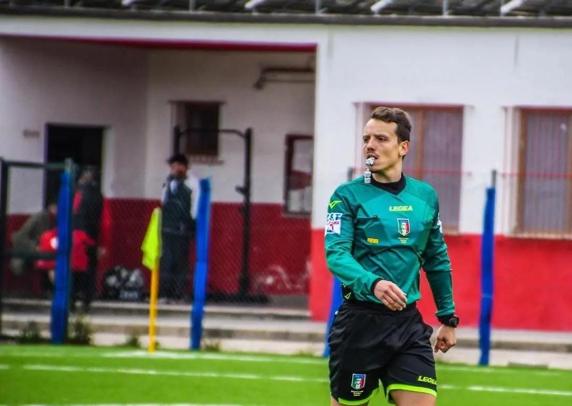 Calciatore colpisce un arbitro di Civitavecchia e gli provoca la frattura di un braccio