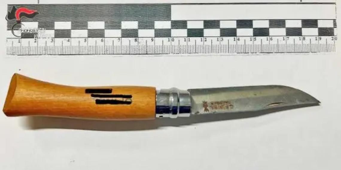 Nasconde nel cruscotto un coltello e cocaina, nei guai un 56enne
