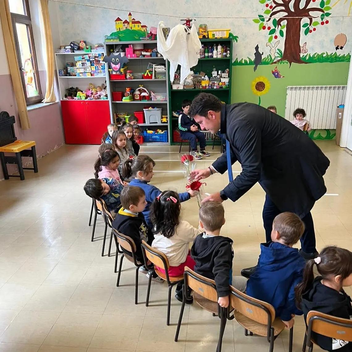 Profili dona un fiore ad ogni bambina delle scuole di Bagnoregio