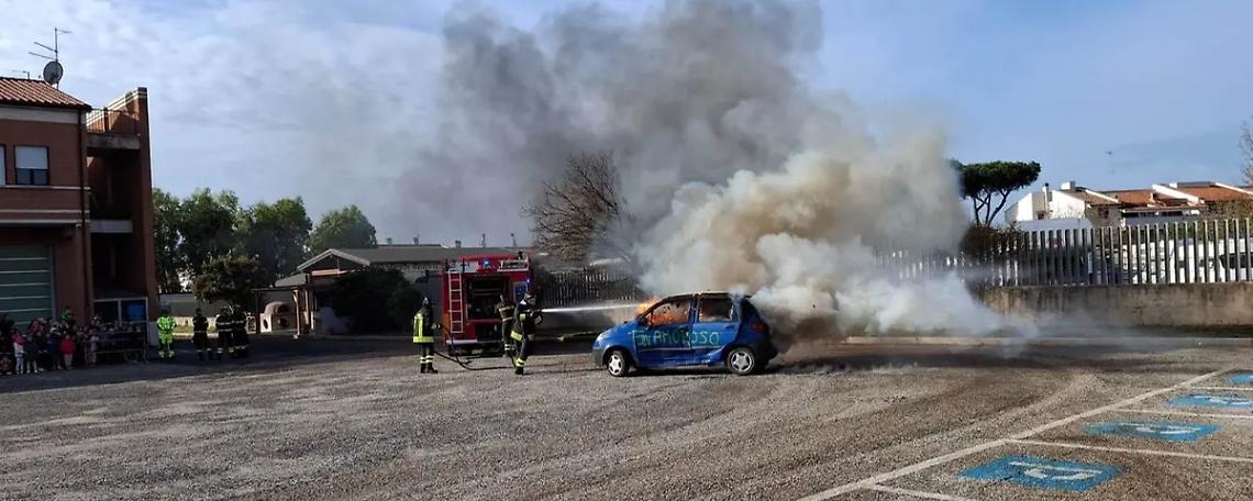 Santa Barbara: lo show &egrave; servito, i pompieri incantano i bambini &ndash; IL VIDEO