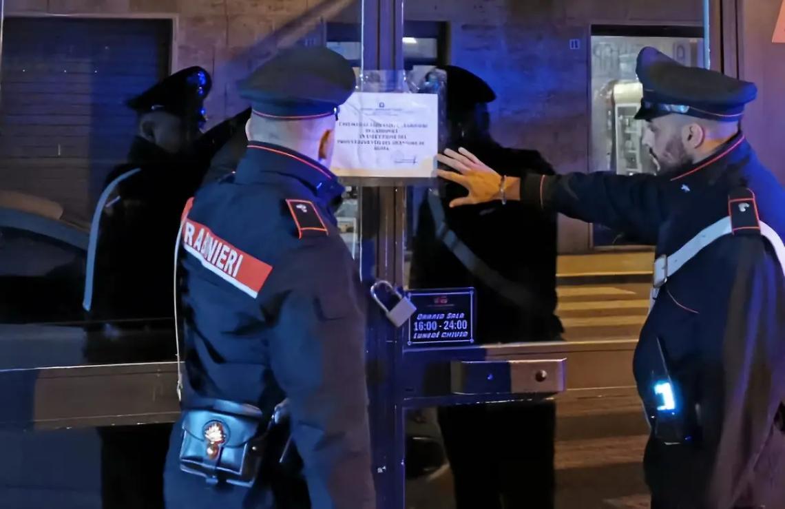 Clienti con droga in un bar: i carabinieri lo chiudono per 5 giorni