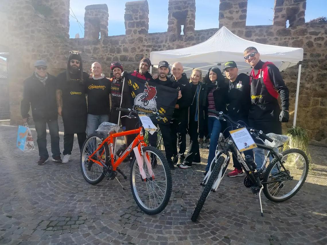 I Cinghialones regalano due bici ai servizi sociali