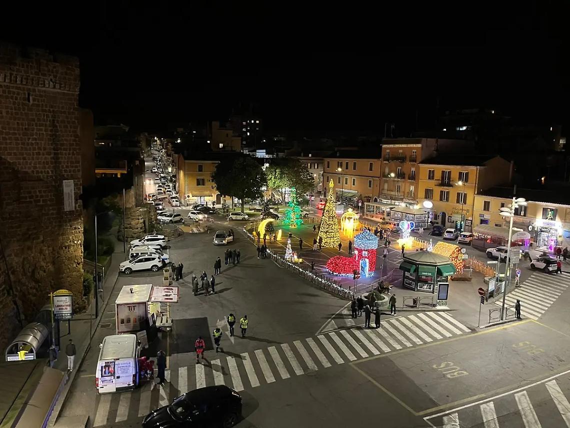 Si accende il Natale in centro ma a Capodanno niente concerto