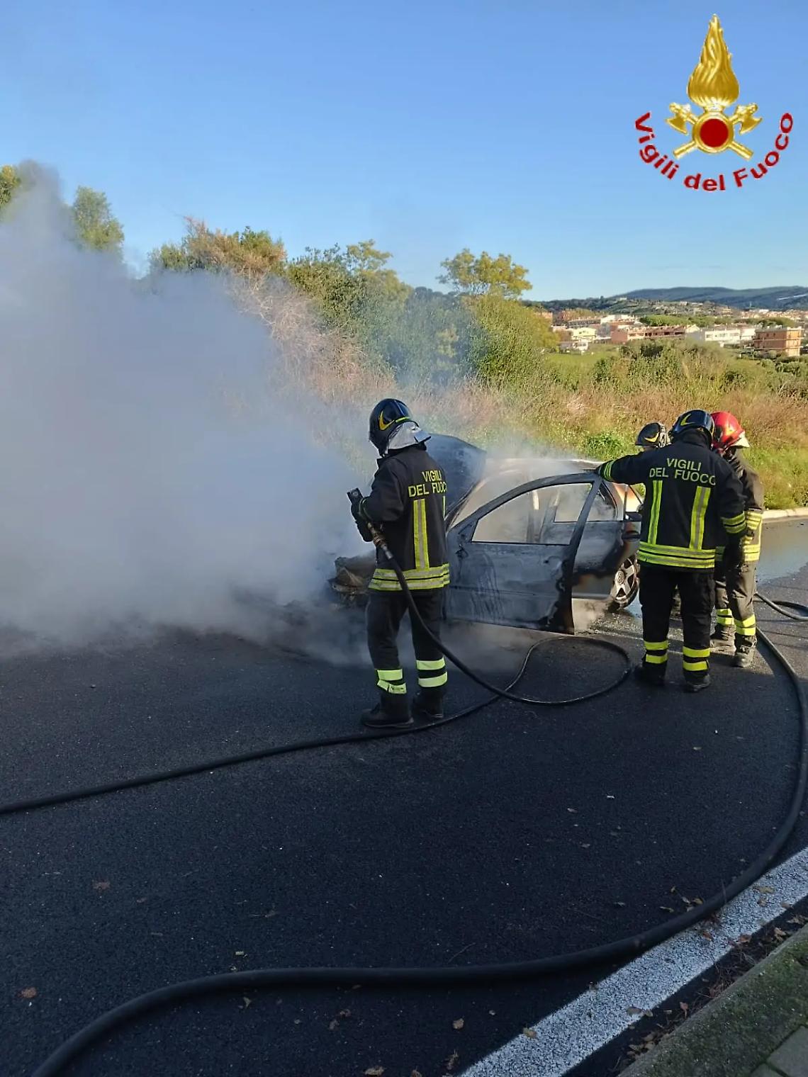 Scontro tra auto, macchina in fiamme: intervento dei vigili del fuoco