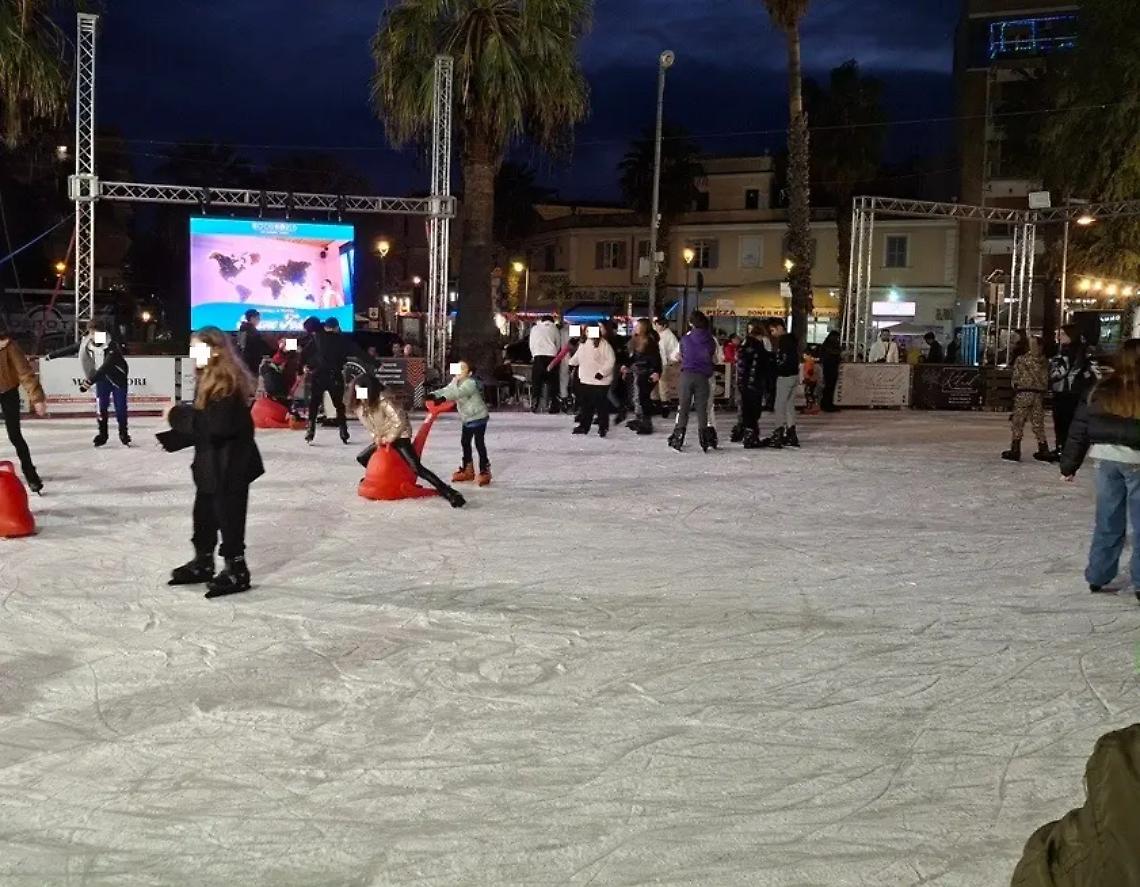 In piazza Rossellini torna la pista di pattinaggio sul ghiaccio