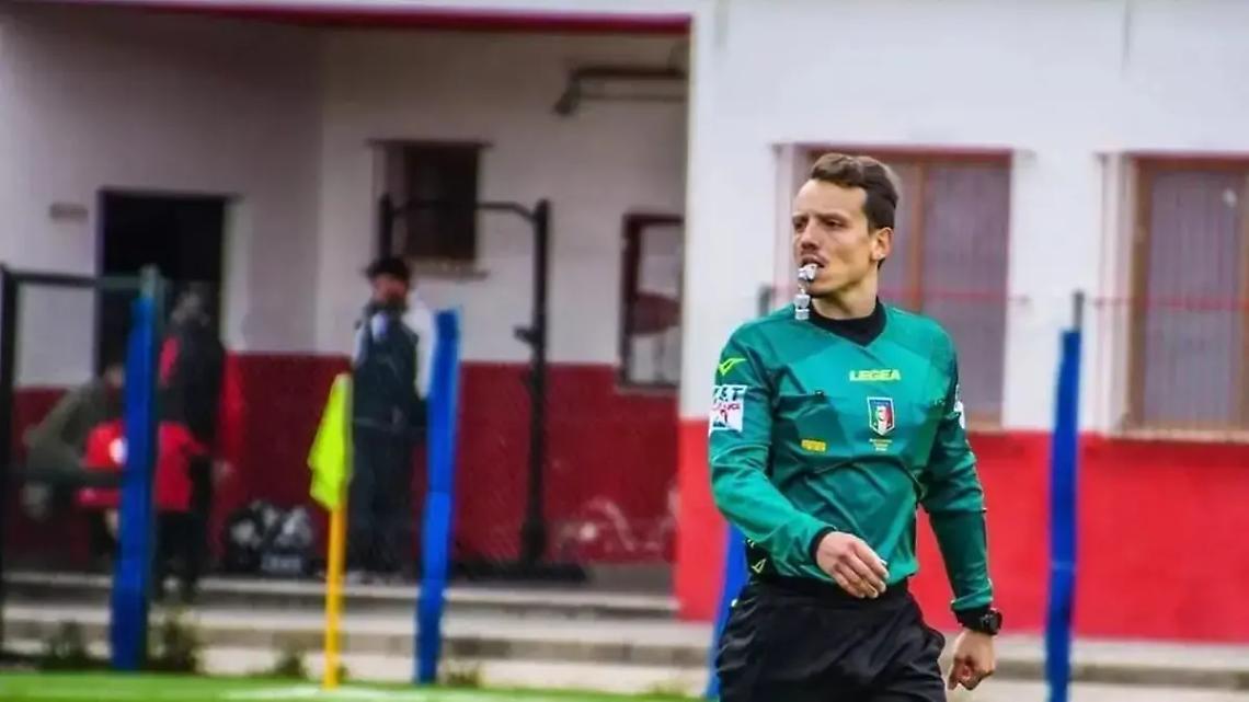 Pugno all&rsquo;arbitro, daspo per il calciatore