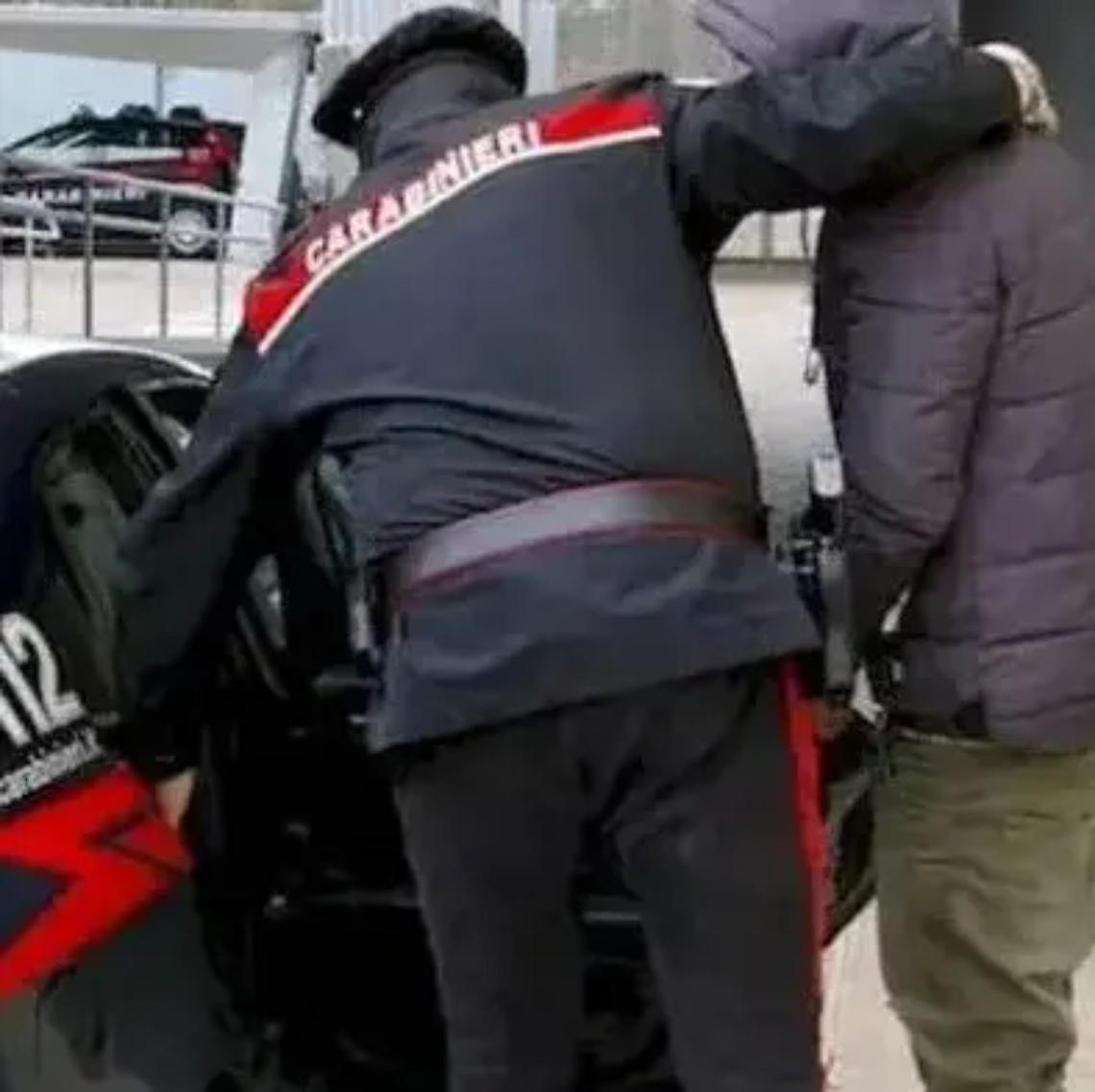 Ubriaco tra i mercatini di Natale sputa e insulta i passanti