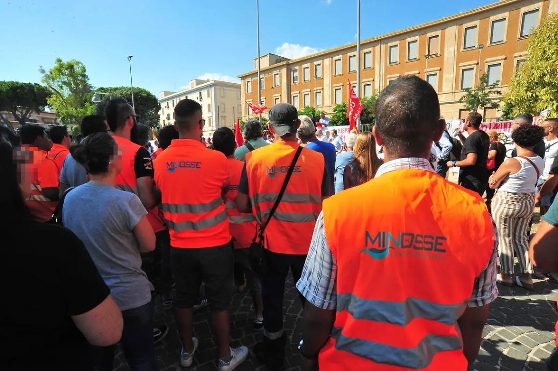 Minosse, lavoratori in presidio sotto il Comune