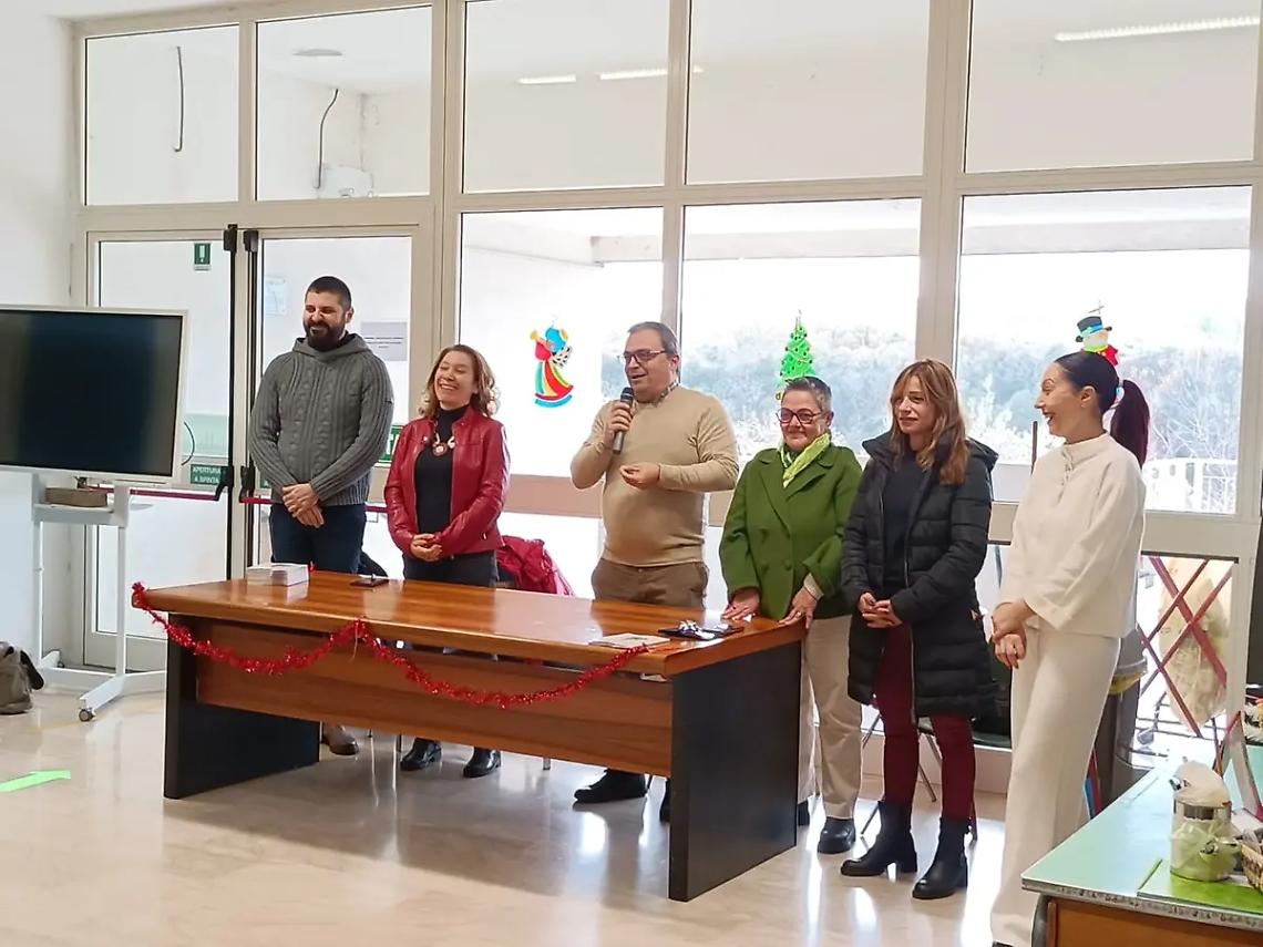 Un libro sotto l&rsquo;albero degli studenti
