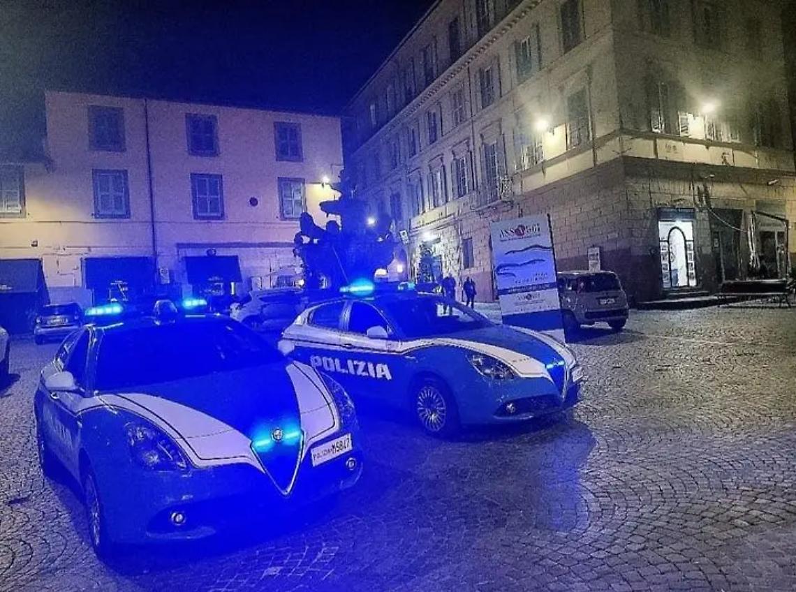 Aggredisce il cliente di un bar e gli spruzza detersivo igienizzante