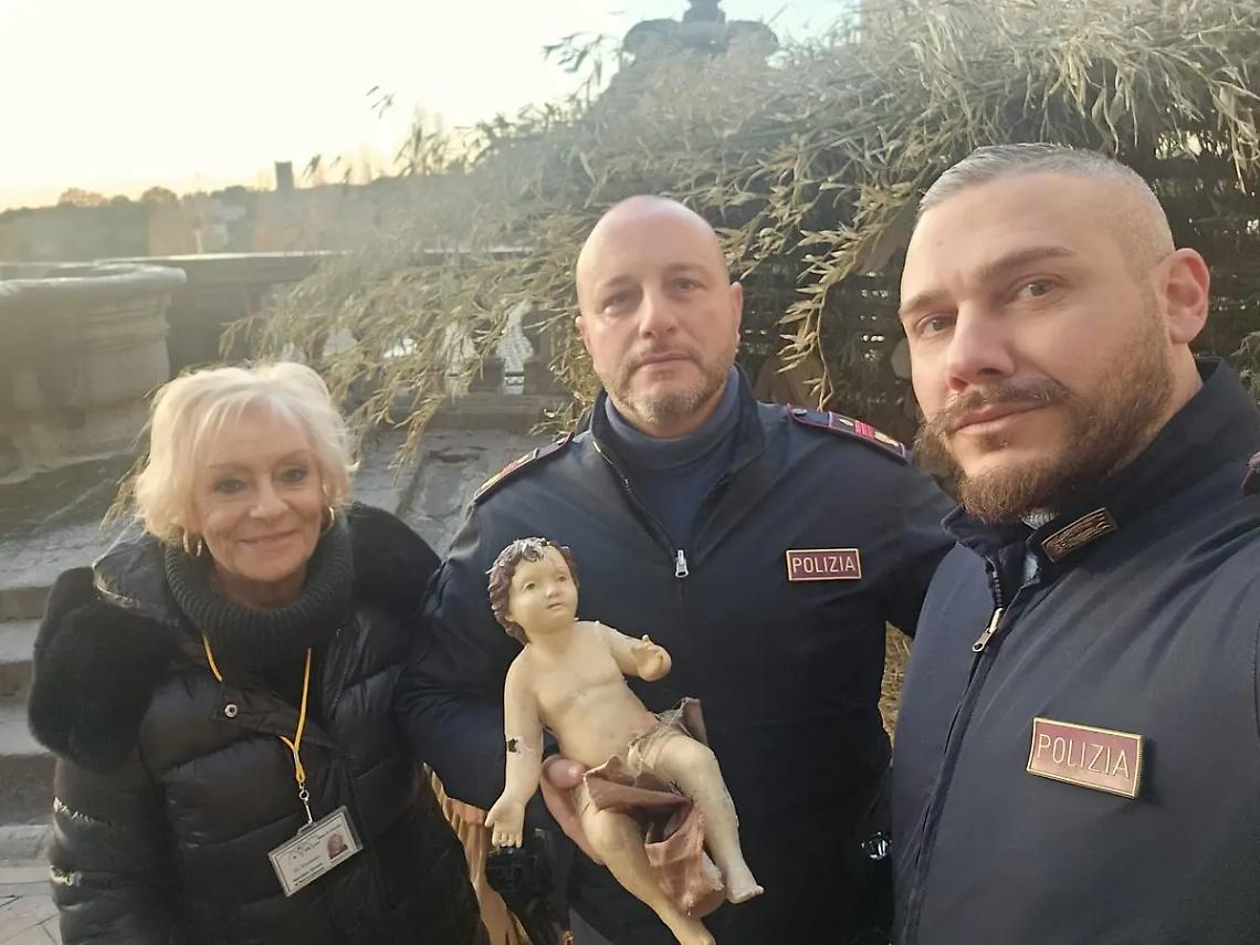 Bambinello tolto dal presepe e scaraventato dal loggiato di Palazzo dei Priori