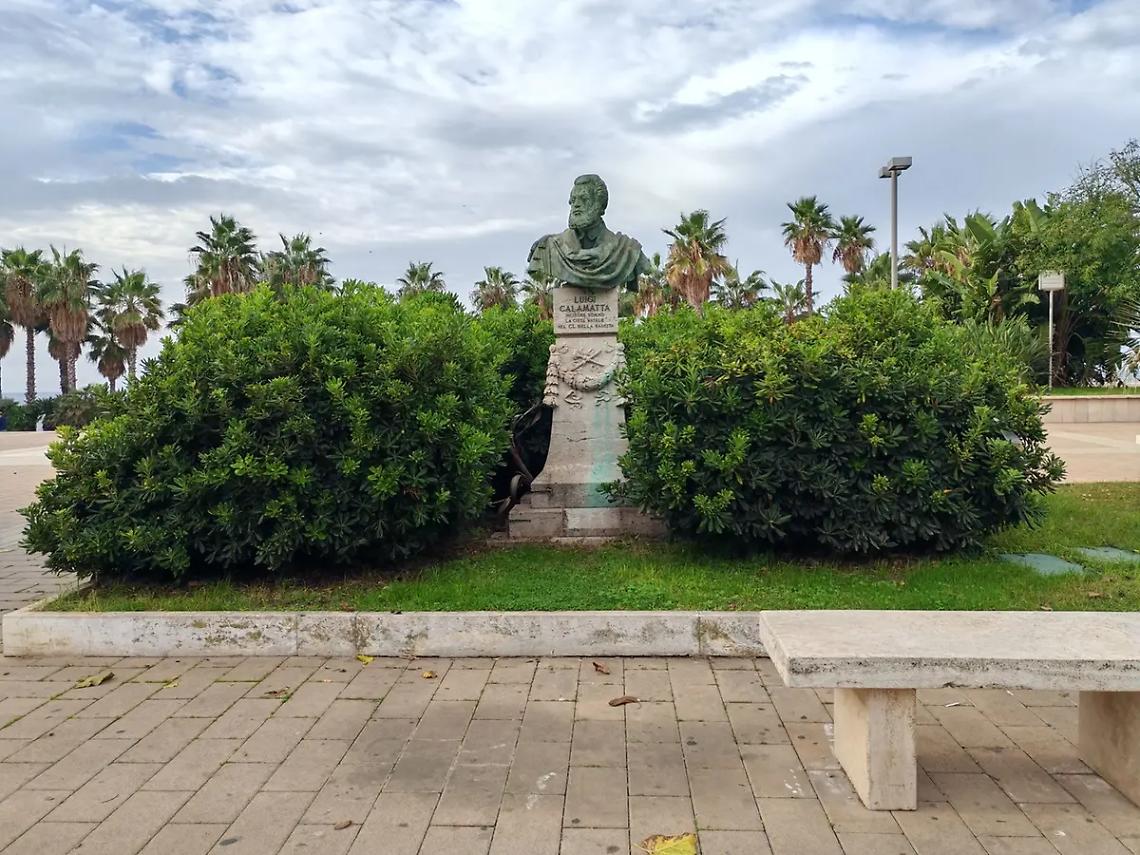 Busto di Calamatta danneggiato, Comune al lavoro