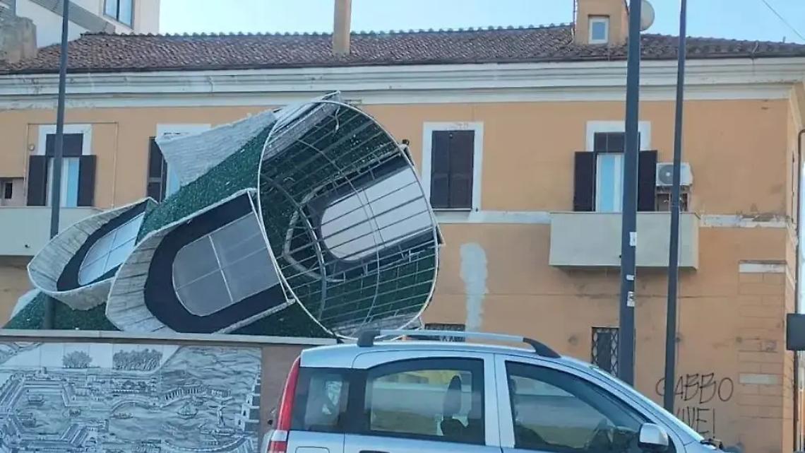 Il forte vento abbatte le luminarie