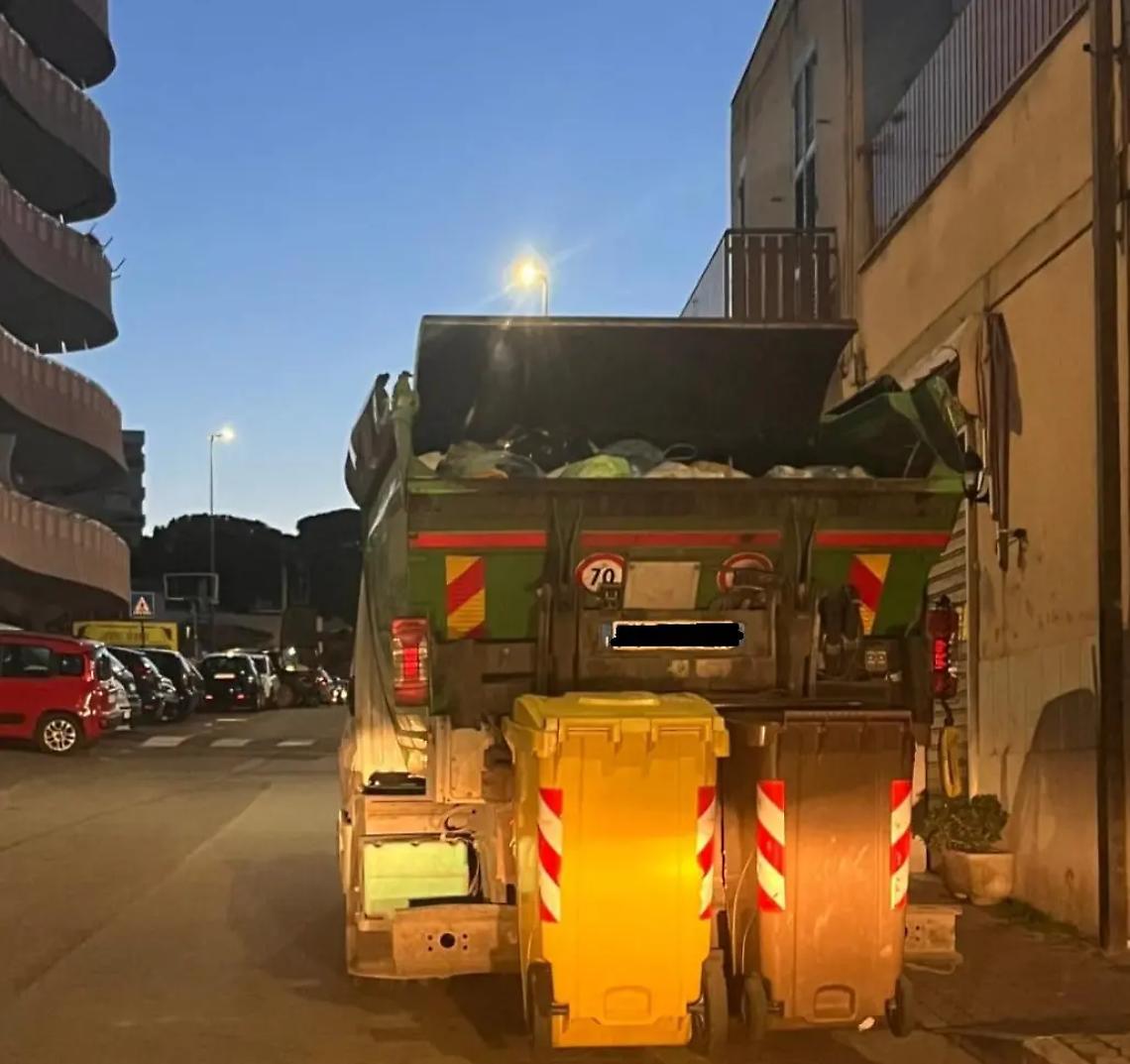 Rifiuti ammucchiati in un unico compattatore