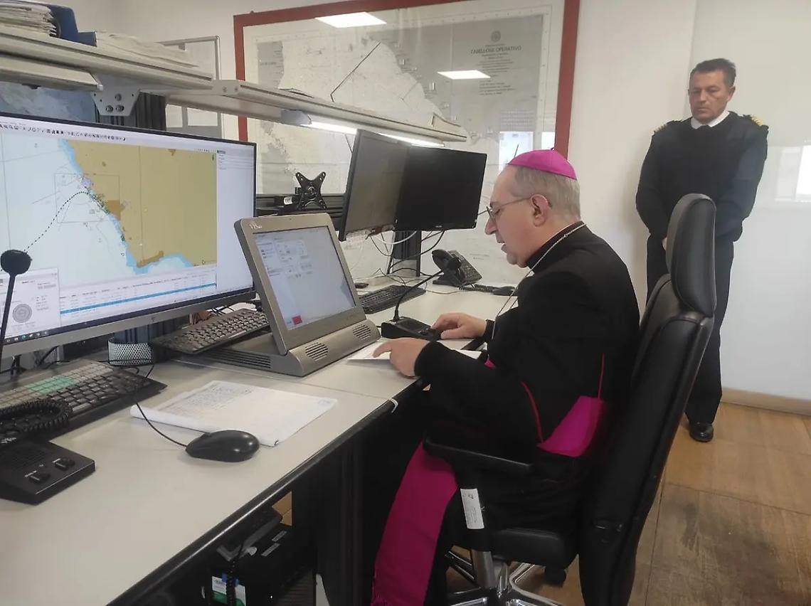 Il vescovo Ruzza benedice la comunit&agrave; portuale