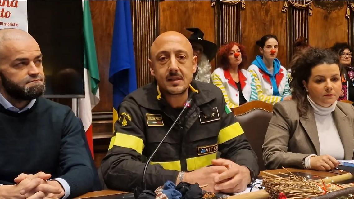 La discesa della vecchina del 115 dai tetti di piazza della Rocca