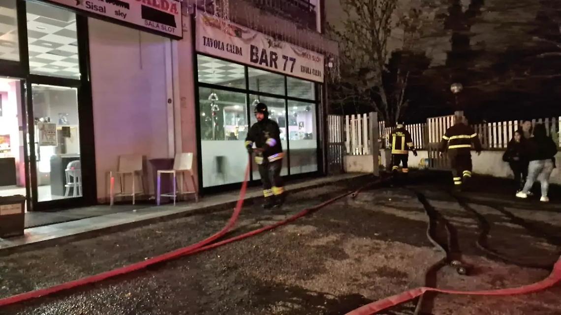 Viterbo: paura in serata per un incendio in un bar