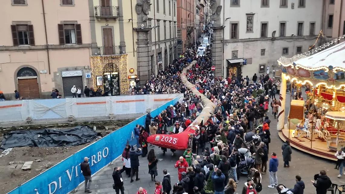 La calza della Befana pi&ugrave; lunga del mondo sfida il maltempo ed &egrave; un successo
