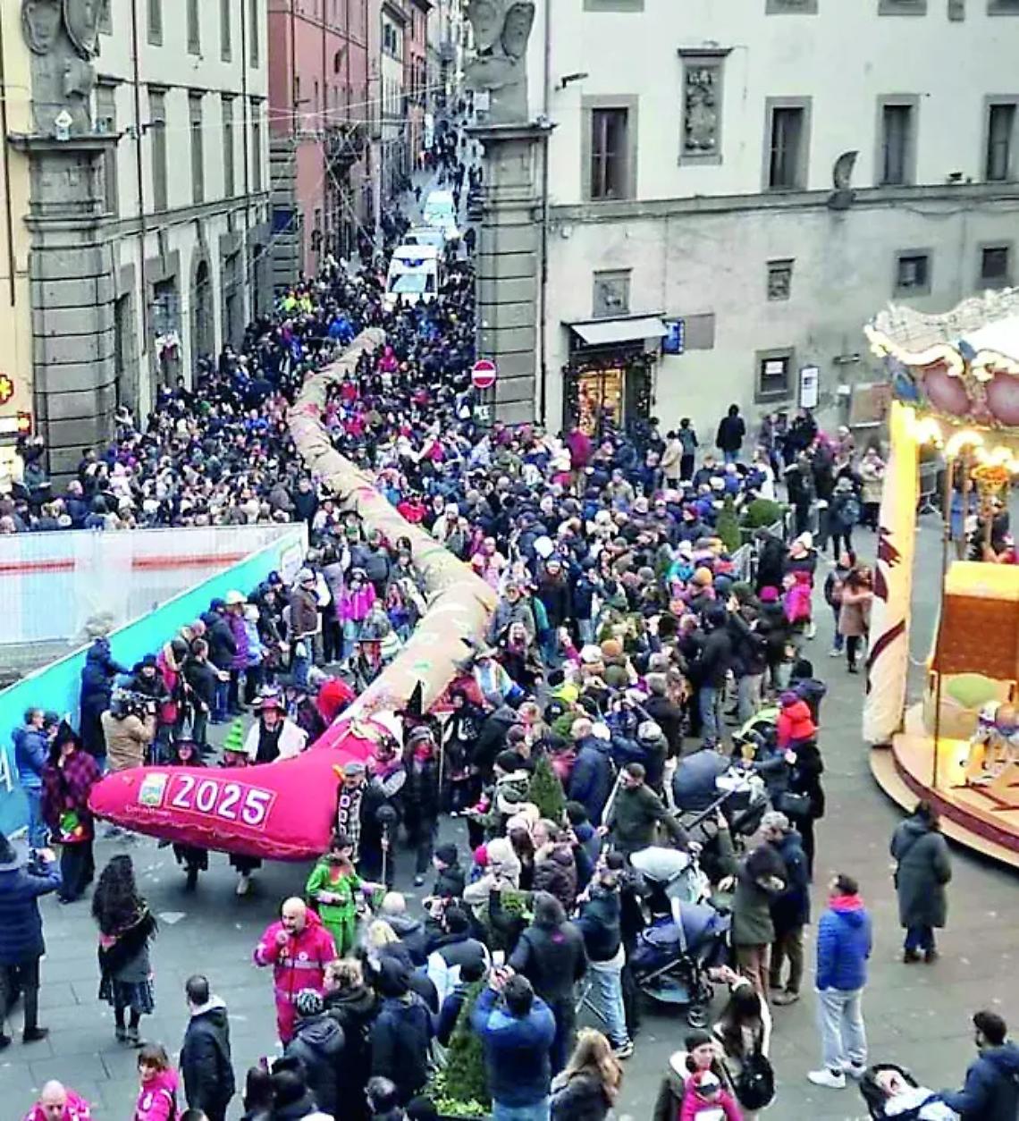 La calza della Befana pi&ugrave; lunga del mondo sfida il maltempo ed &egrave; un successo