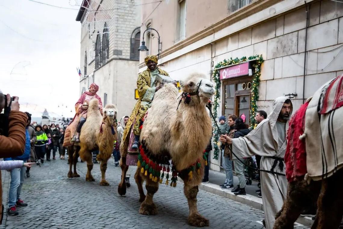 A Tarquinia arrivano i re magi a dorso di cammello