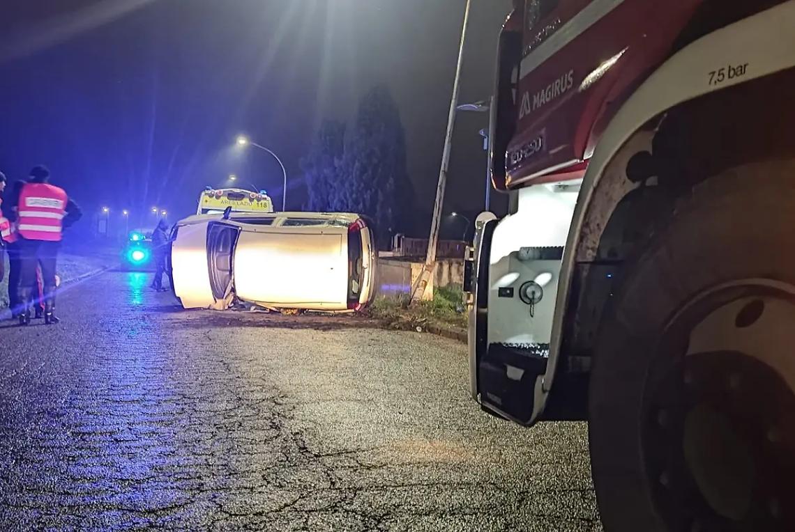 Si ribalta con l&rsquo;auto e rimane incastrato nell&rsquo;abitacolo, ferito un 23enne