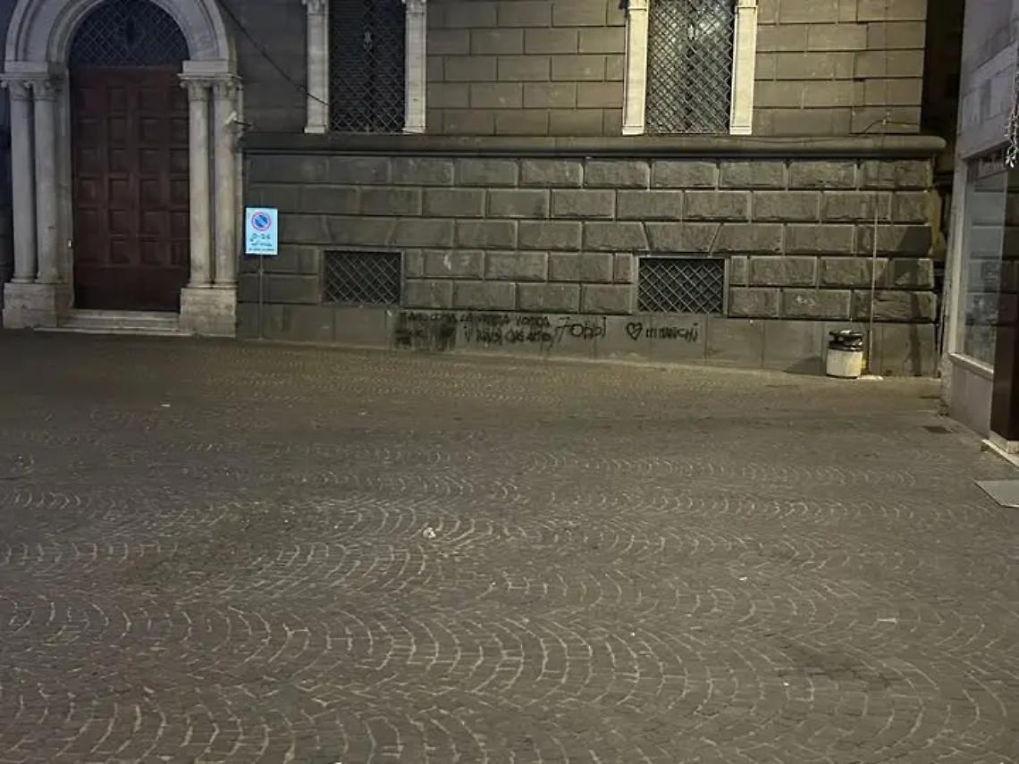 Viterbo: imbrattato il muro dell&rsquo;ex Banca d&rsquo;Italia
