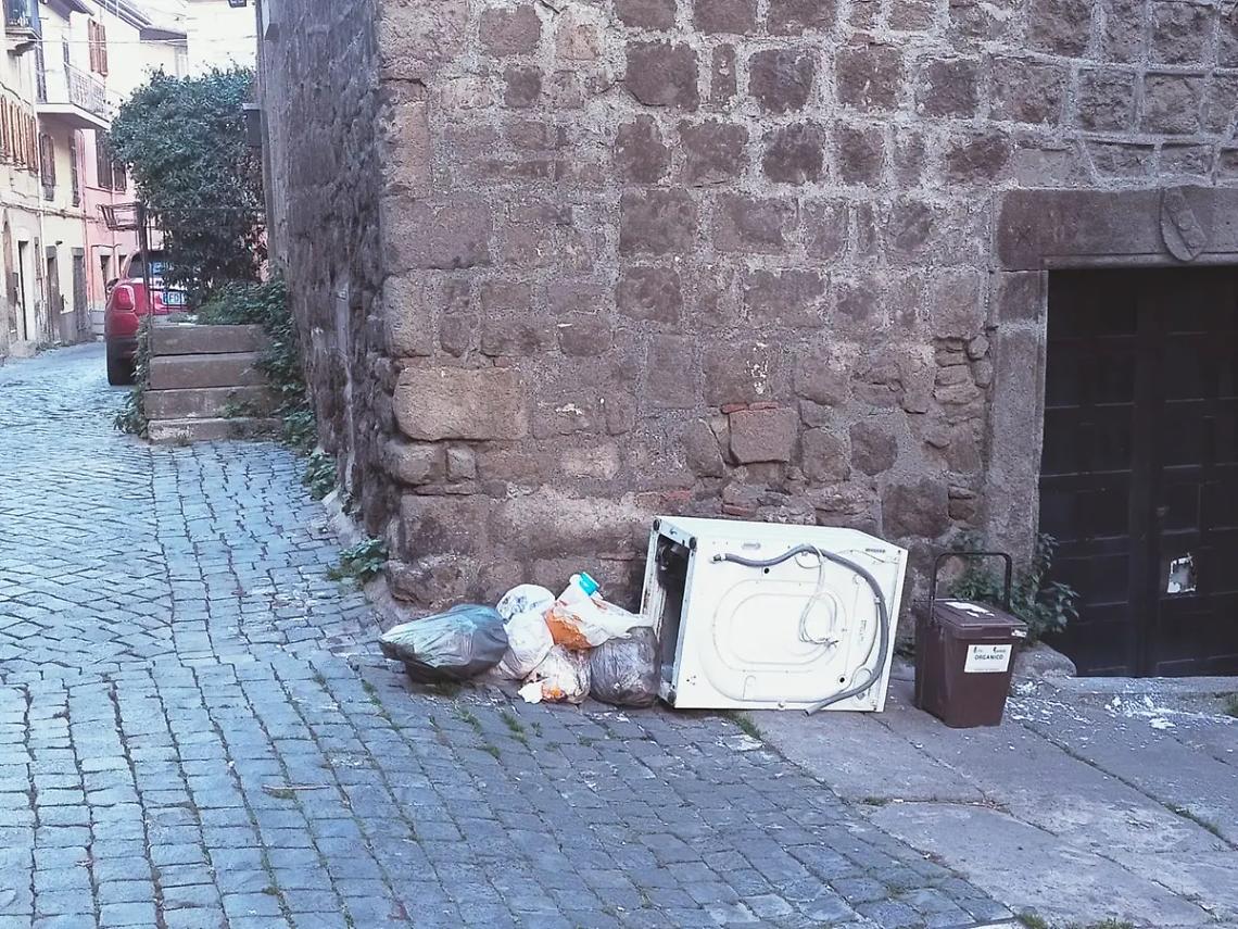 L&rsquo;Epifania porta via le feste, non i rifiuti abbandonati